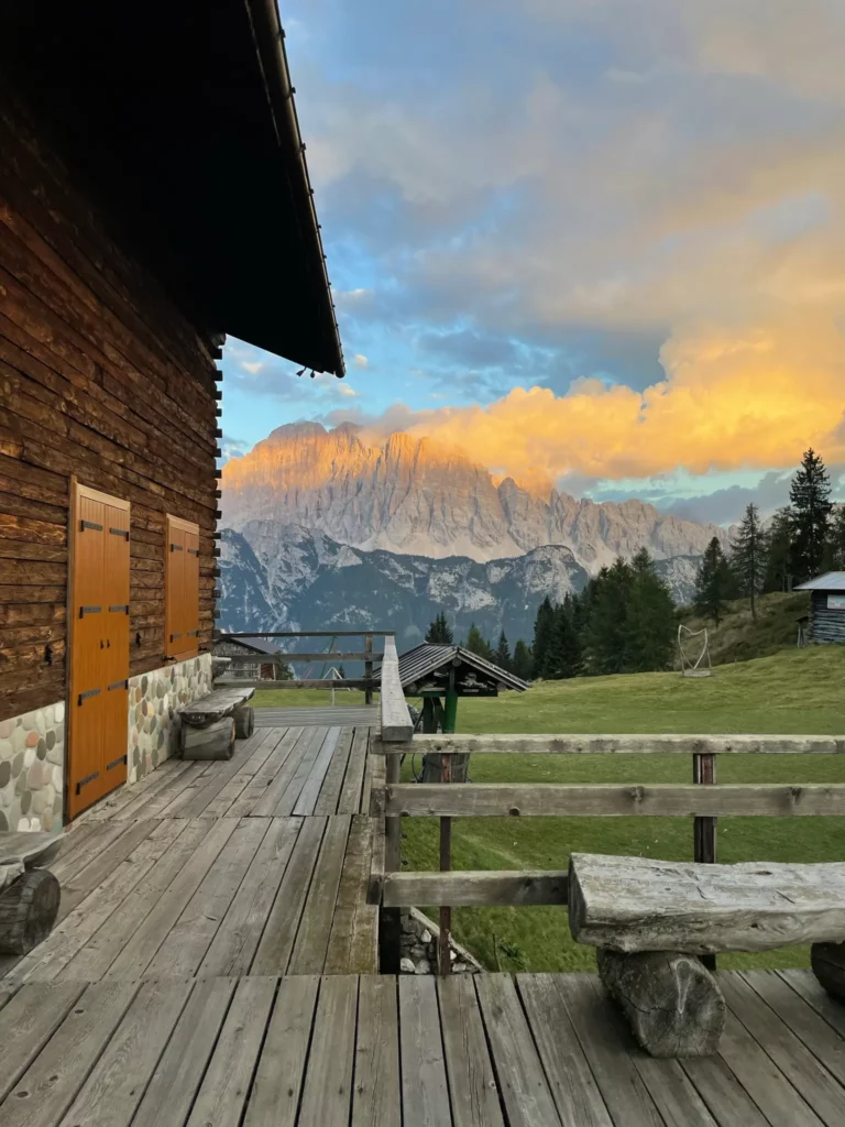 Vista della parete del Civetta dalla Splendida terrazza del Rifugio Sasso Bianco